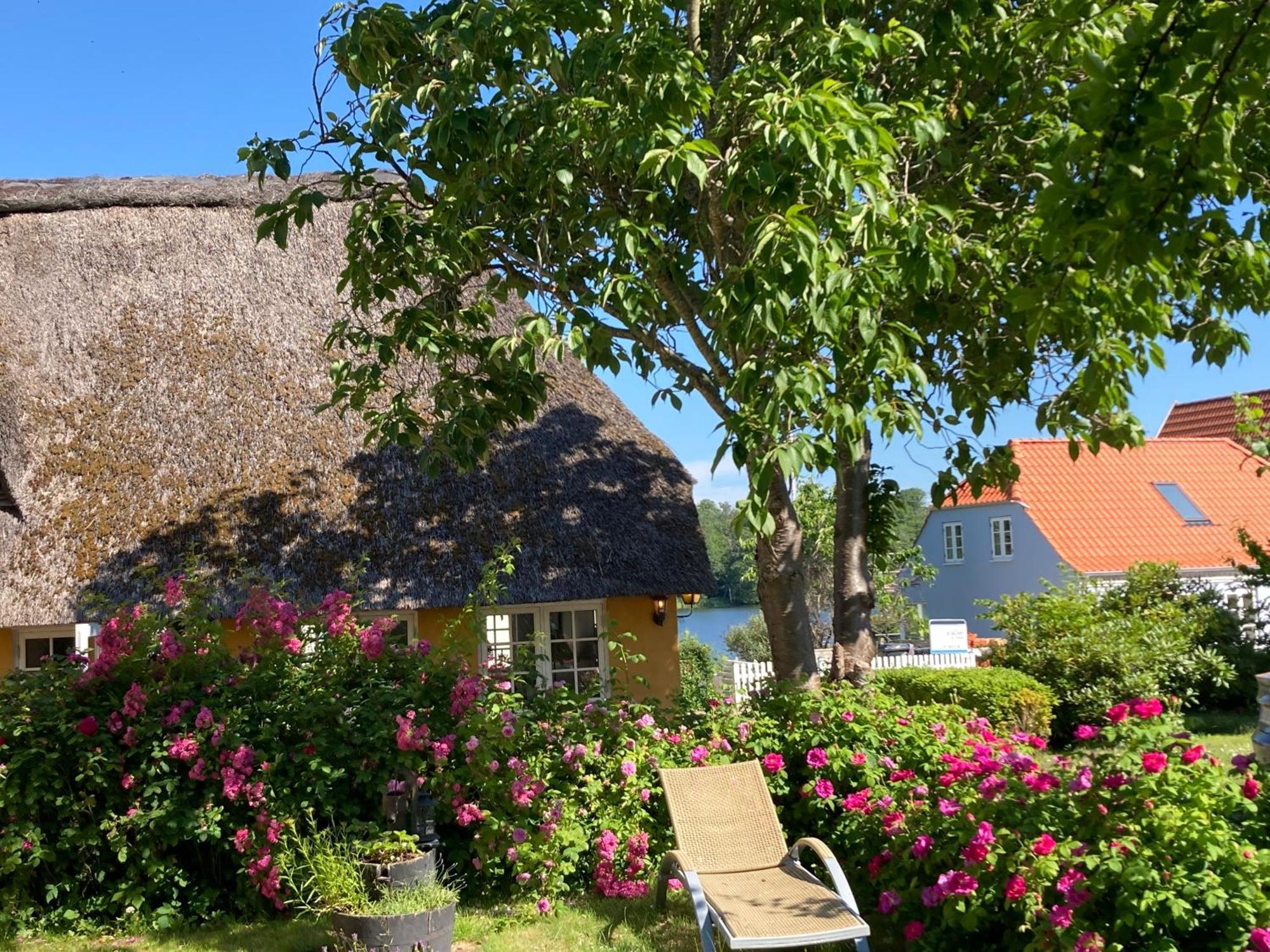 Den Gamle Skomager Hytte Ved Slotssoen Grasten Exterior photo