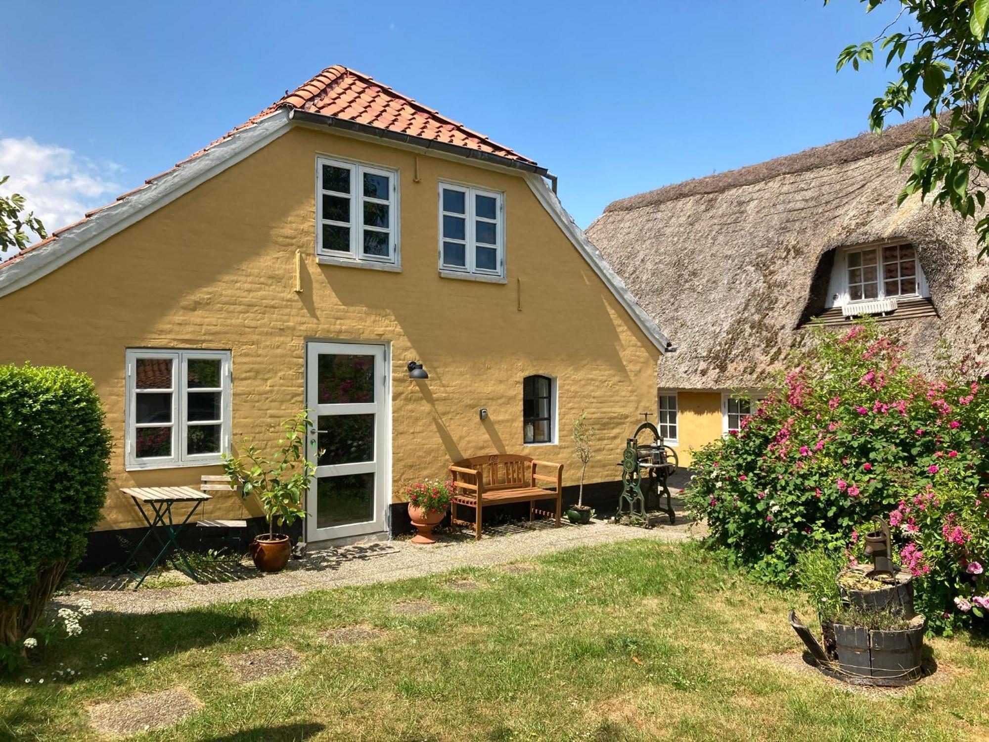 Den Gamle Skomager Hytte Ved Slotssoen Grasten Exterior photo